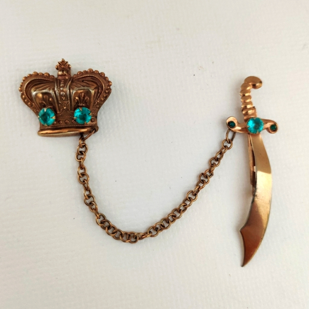 Vintage 40s crown 👑 and sword chatelaine brooch